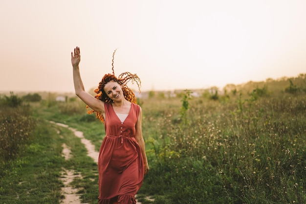 Photo portraits d'une charmante femme aux cheveux roux avec un joli visage