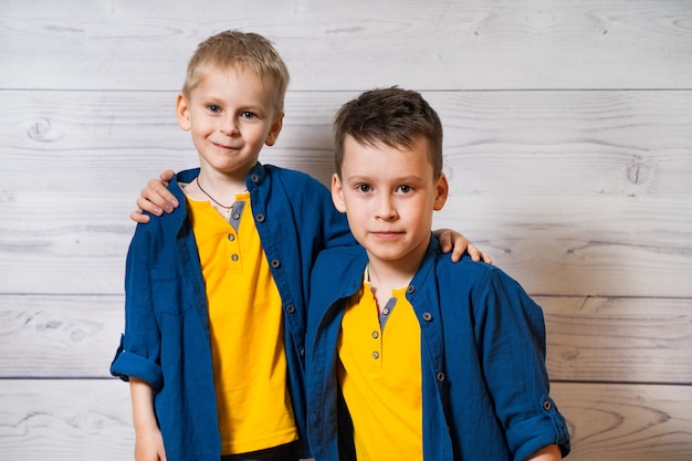 Photo portraits émotionnels de petits frères heureux et positifs, regardant et souriant à la caméra