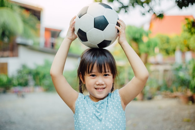 Les Portraits D'un Enfant Aiment Jouer Au Football Pour L'exercice.