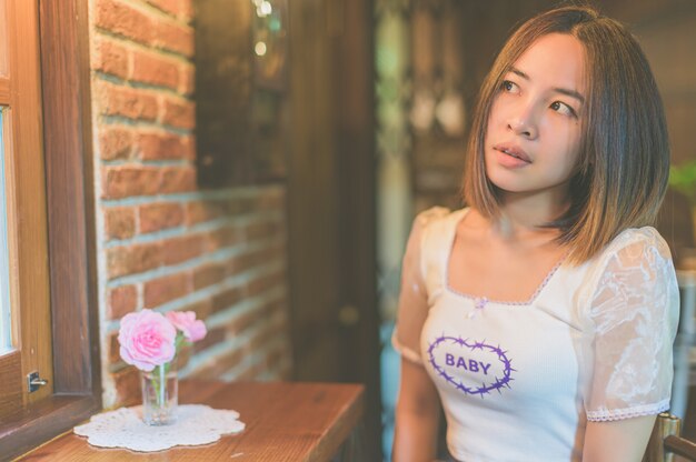 Portraits de femme relaxants dans les cafés