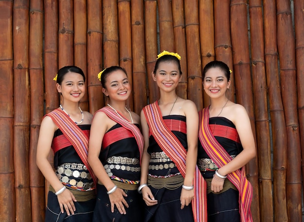 Portraits de jeunes filles Kadazan Dusun en tenue traditionnelle de Kota Belud Kota Kinabalu Sabah