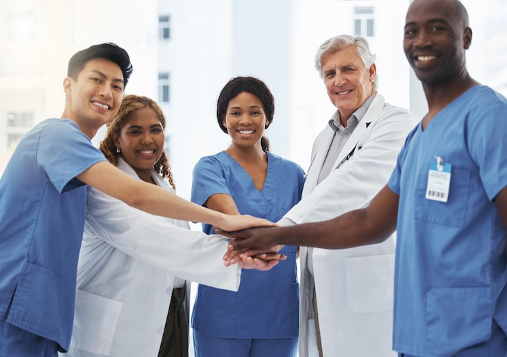 Photo portraits de médecins ou de mains d'infirmières en pile en réunion pour des objectifs d'emploi en soins de santé ou des objectifs hospitaliers à notre sujet sourire ou groupe de travail d'équipe médical heureux avec des personnes de soutien ou du personnel mission