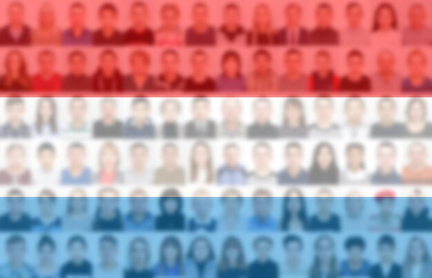 Photo portraits de nombreuses personnes sur le fond du drapeau des pays-bas le concept de la population et de l'état démographique du pays