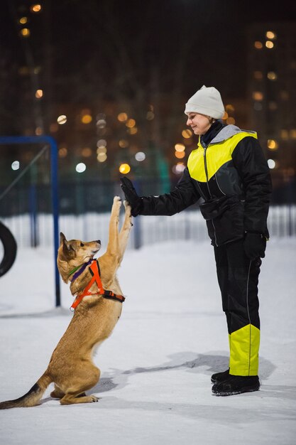 Photo portrat de jeunes femmes avec un chien une aire de jeux