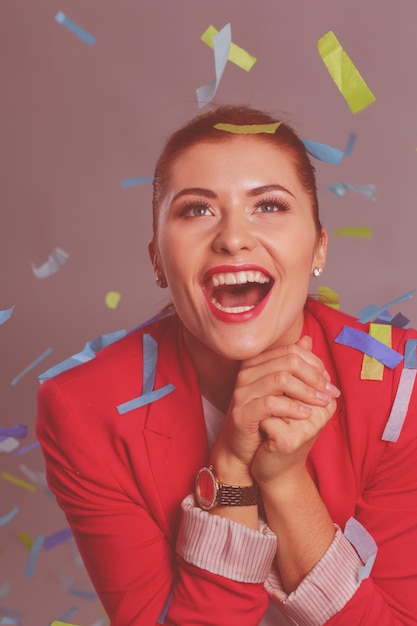 Portreit belle femme heureuse à la fête de célébration avec des confettis Anniversaire ou Nouvel An célébrant le concept