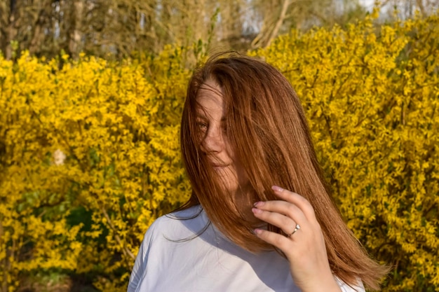 Portret de femme en chemise blanche sur fond jaune