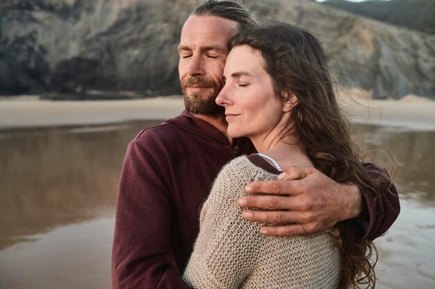 Portugal, Algarve, couple affectueux sur la plage