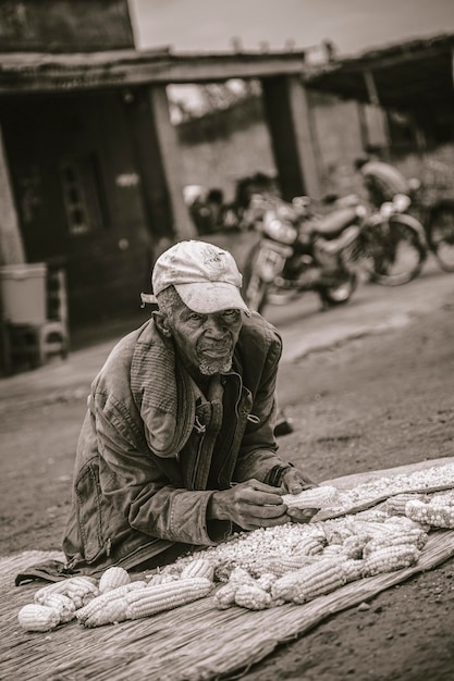 Posant le portrait d'un homme âgé