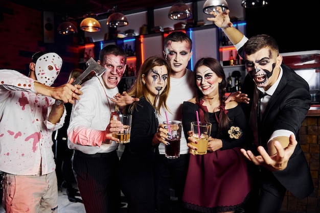 Posant pour la caméra. Friends participe à la soirée thématique d'Halloween avec un maquillage et des costumes effrayants.