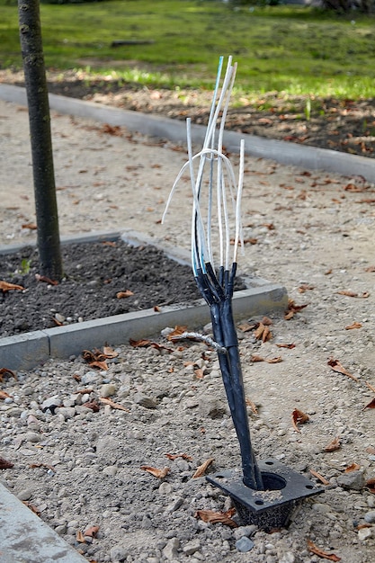 Photo pose d'un câble électrique pour l'éclairage des rues travaux de rénovation des routes dans la ville