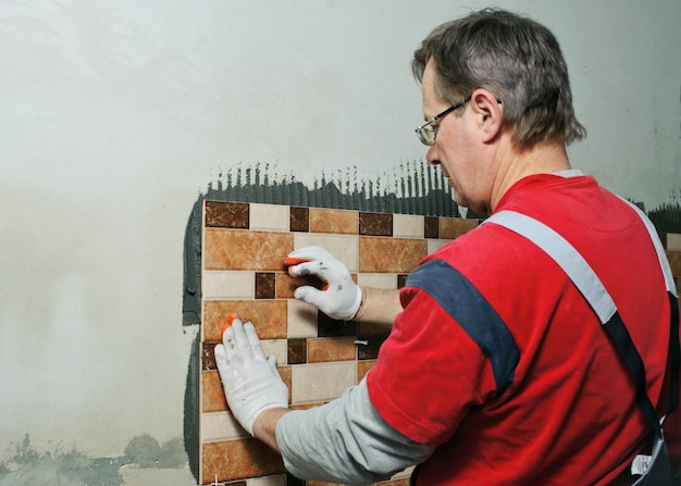 Pose de carreaux de céramique.