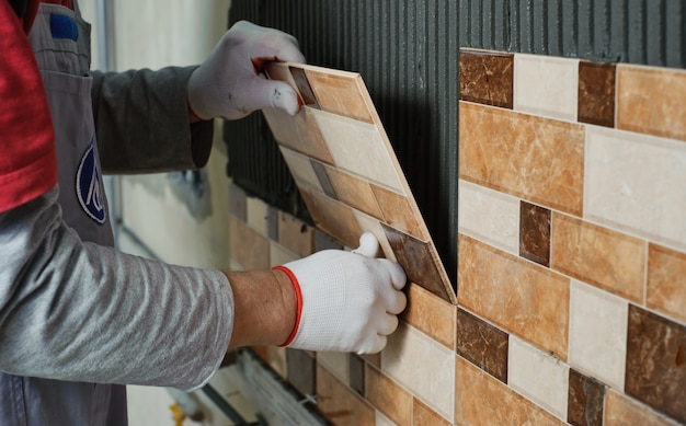 Pose de carreaux de céramique.