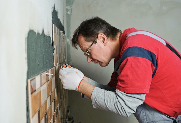 Pose de carreaux de céramique.