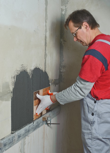 Pose de carreaux de céramique.