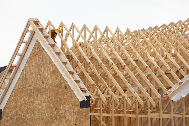 Pose de chevrons d'une maison en contreplaqué construction de colombages en bois