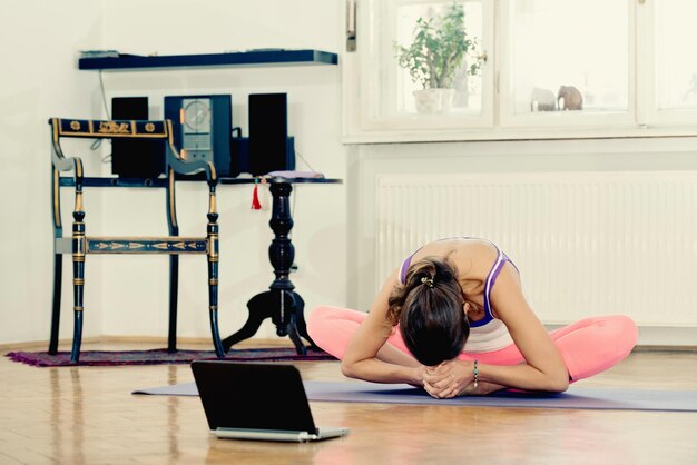 Photo la pose du cordonnier de yoga