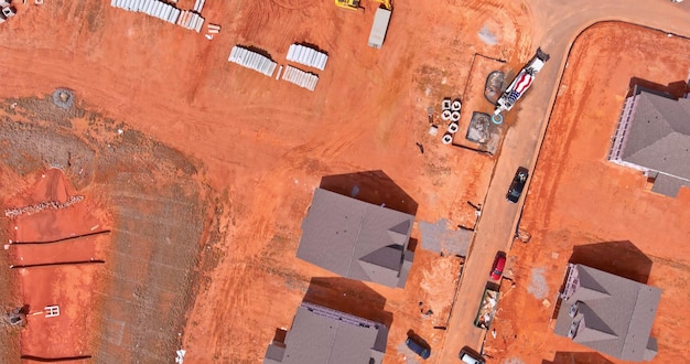 Pose de l'installation d'utilités souterraines dans un tuyau de drainage en plastique de la tuyauterie couverte