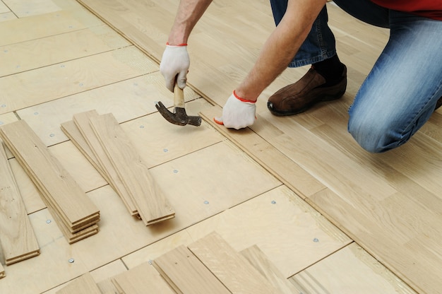 Pose de parquet en bois dur.