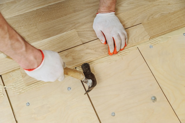 Pose de parquet en bois dur.