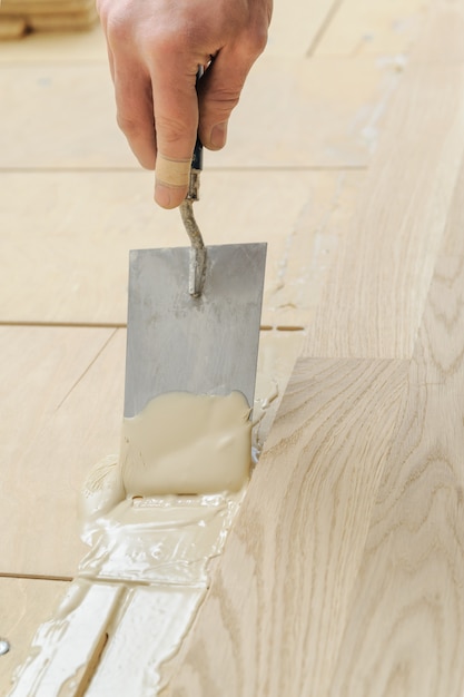 Photo pose de parquet en bois dur.