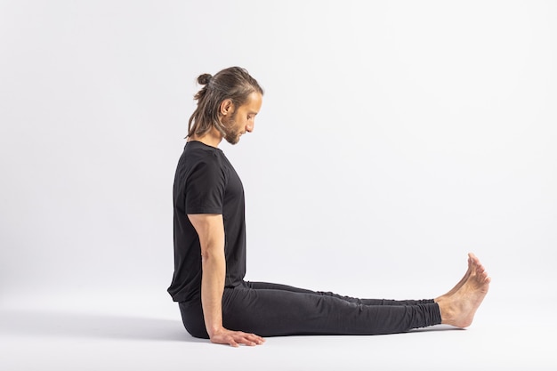 Pose de la pince assise. Posture de yoga (Asana)