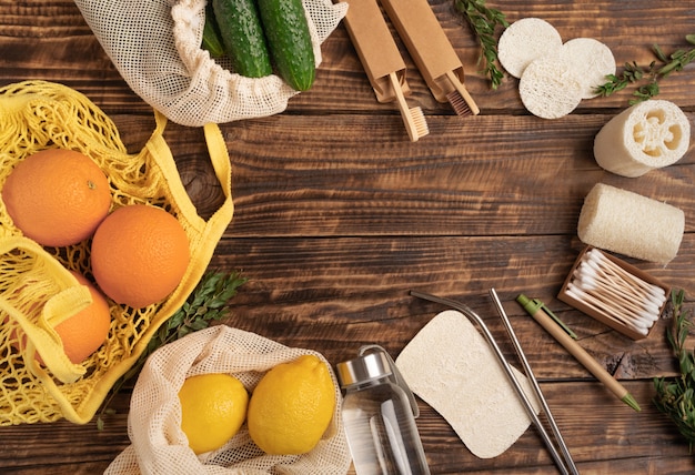 Pose à Plat écologique Et Zéro Déchet, Sacs écologiques En Coton Réutilisables, Brosse à Dents En Bambou, Bâtonnets D'oreille, éponge De Luffa, Poignée Biodégradable Sur Le Mur De La Table En Bois. Responsabilité Sociale Environnementale