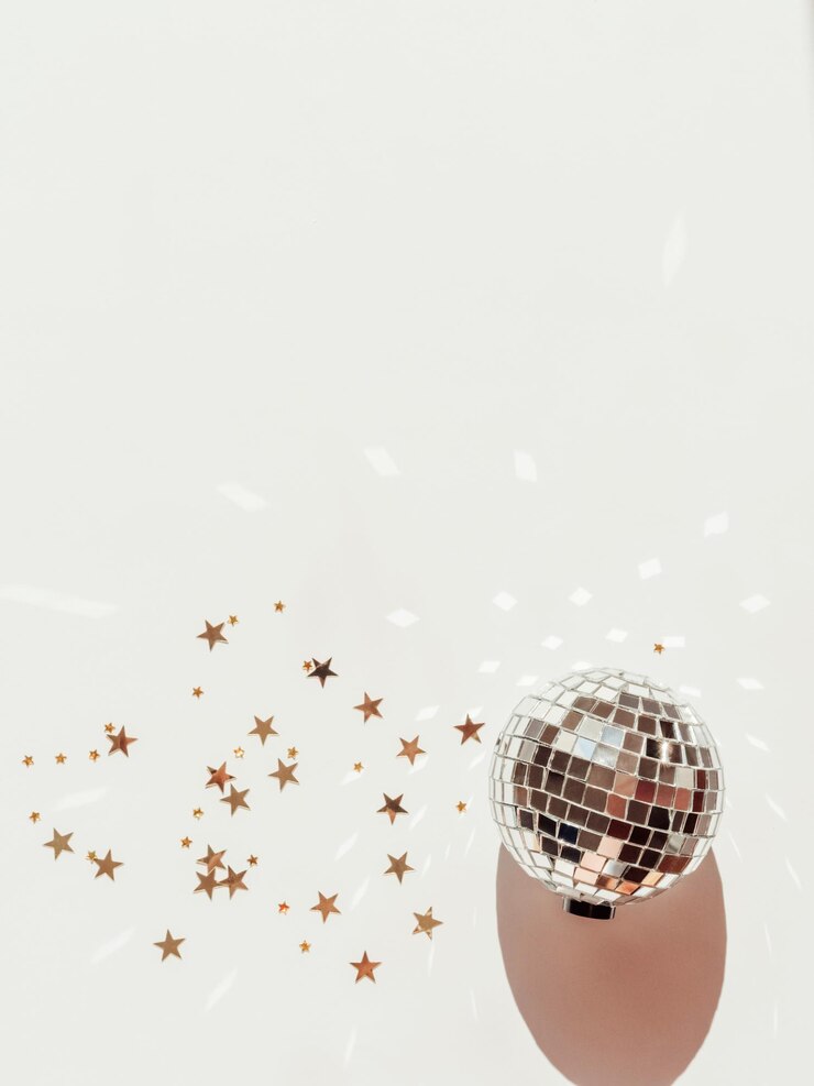 Pose plate minimale de décorations de saison de fête d'or et d'argent de Noël ou du nouvel an sur fond blanc Fond de vacances et d'invitation Disposition des souhaits de Noël ou du nouvel an Vue de dessus