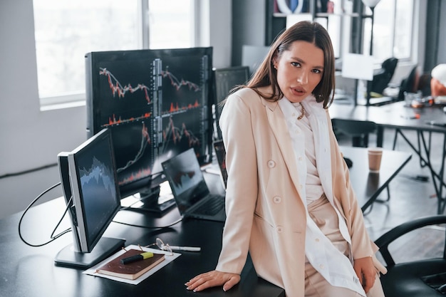 Pose pour la caméra La jeune femme est à l'intérieur du bureau