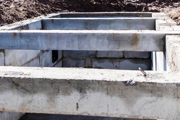 Pose de tuyaux souterrains dans une chambre en béton Installation d'une conduite d'eau principale sur le chantier Construction de fosses d'eaux pluviales vanne d'égout système sanitaire et station de pompage