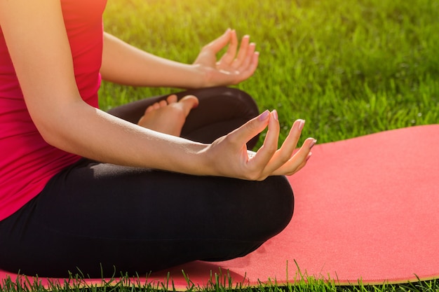 Pose de yoga assis. Pratiquer le yoga. Femme médite dans le parc d'été