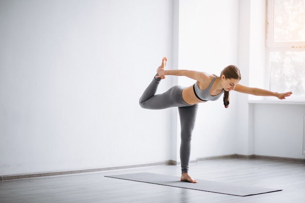 Pose de yoga femme