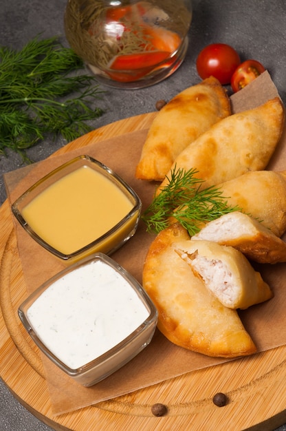 Posekunchiki - petites tartes à la viande, avec vinaigrette à la moutarde et crème sure