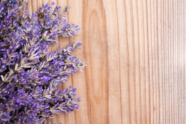 Poser des fleurs de lavande à plat sur fond en bois avec espace de copie