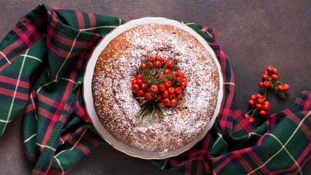 Poser un gâteau de Noël plat avec des baies rouges