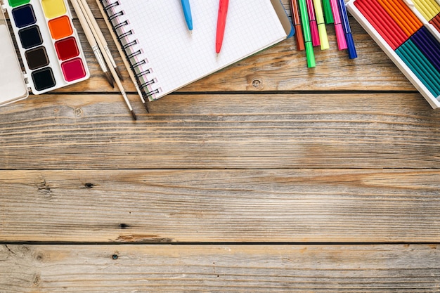 Poser de la papeterie scolaire plate sur un fond en bois retour à l'école concept d'espace de copie