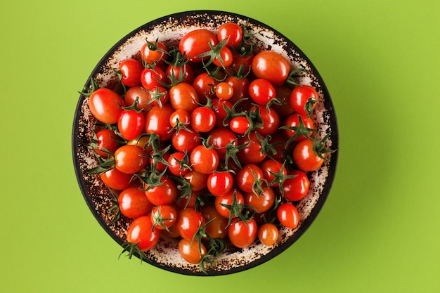 Poser à plat avec des tomates rouges