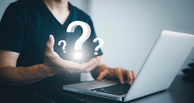 Poser une question en ligne concept Homme d'affaires interface de prise en main points d'interrogation signe web points d'Interrogation dessinés sur fond noir Concept de recherche d'une réponse Incertitude et résolution de problèmes