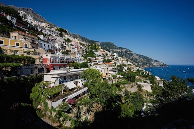 Positano avec des hôtels et des maisons sur des collines menant à la côte des plages confortables et de la mer d'azur sur la côte amalfitaine en Campanie Italie