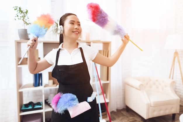 Positif Maid dans les écouteurs avec Dusters Feather.