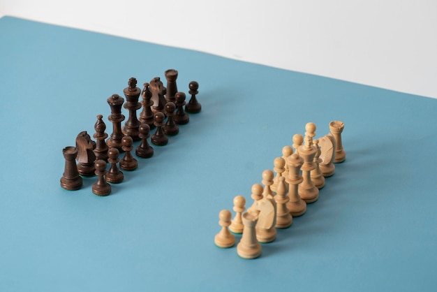 Une position de départ aux échecs avant de combattre le concept abstrait de réussite commerciale