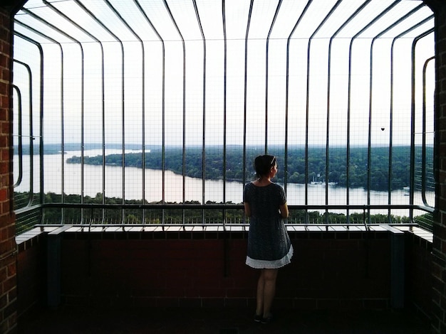 position femme, sur, balustrade