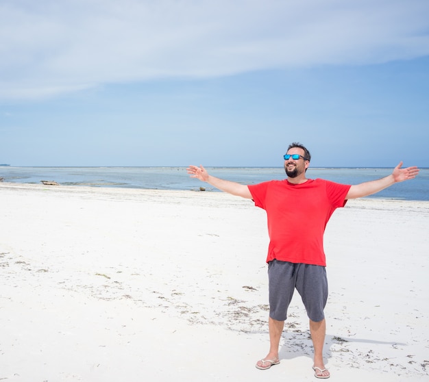 Position homme, sur, plage, à, sable blanc