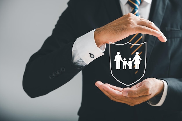 Photo la position protectrice de l'homme d'affaires symbolise une assurance complète pour la santé de la vie familiale et les icônes de la maison accentuent fortement les concepts d'assurance-vie familiale et de politique