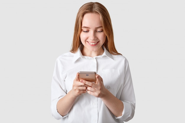 Positive jeune fille aux cheveux longs