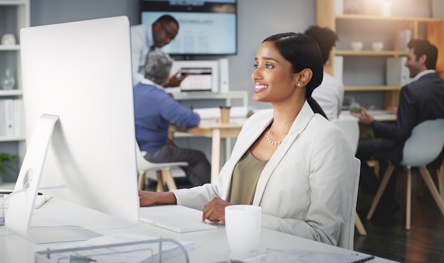 La positivité améliore la productivité Photo d'une jeune femme d'affaires utilisant un ordinateur à son bureau