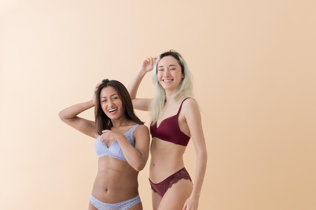 La positivité du corps et l'acceptation de soi les femmes dansent ensemble la lingerie latine des images non altérées