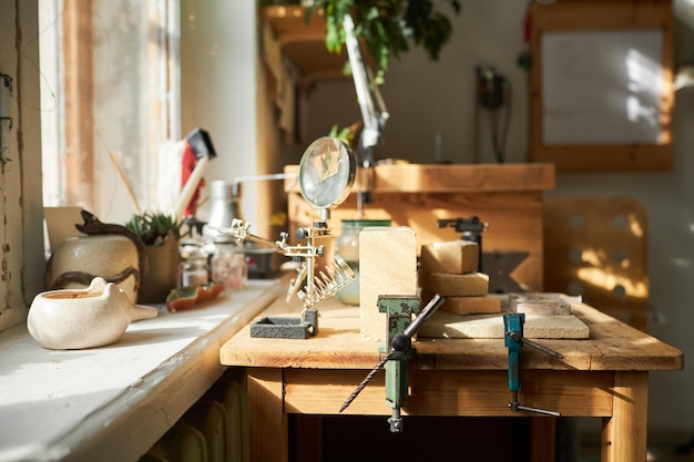 Poste de bijoutier avec table en bois