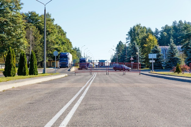 Poste de contrôle automobile à travers la frontière de l'État. Lieu de passage frontalier pour camions et voitures.