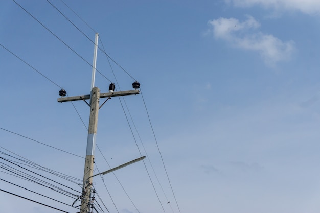 Poste d&#39;électricité avec ciel bleu nuage., Espace de copie pour le texte