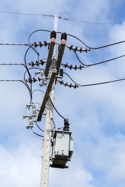 Poste électrique avec le ciel et les nuages dans l'après-midi.